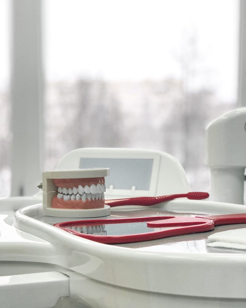 Dentadura en la mesa - Clínica dental en Cártama