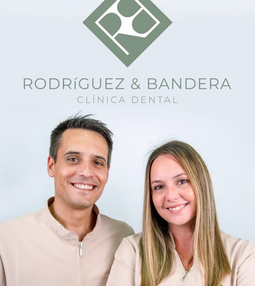 Pepe y Cristina sonriendo junto a nuestro logo - Clínica dental en Cártama